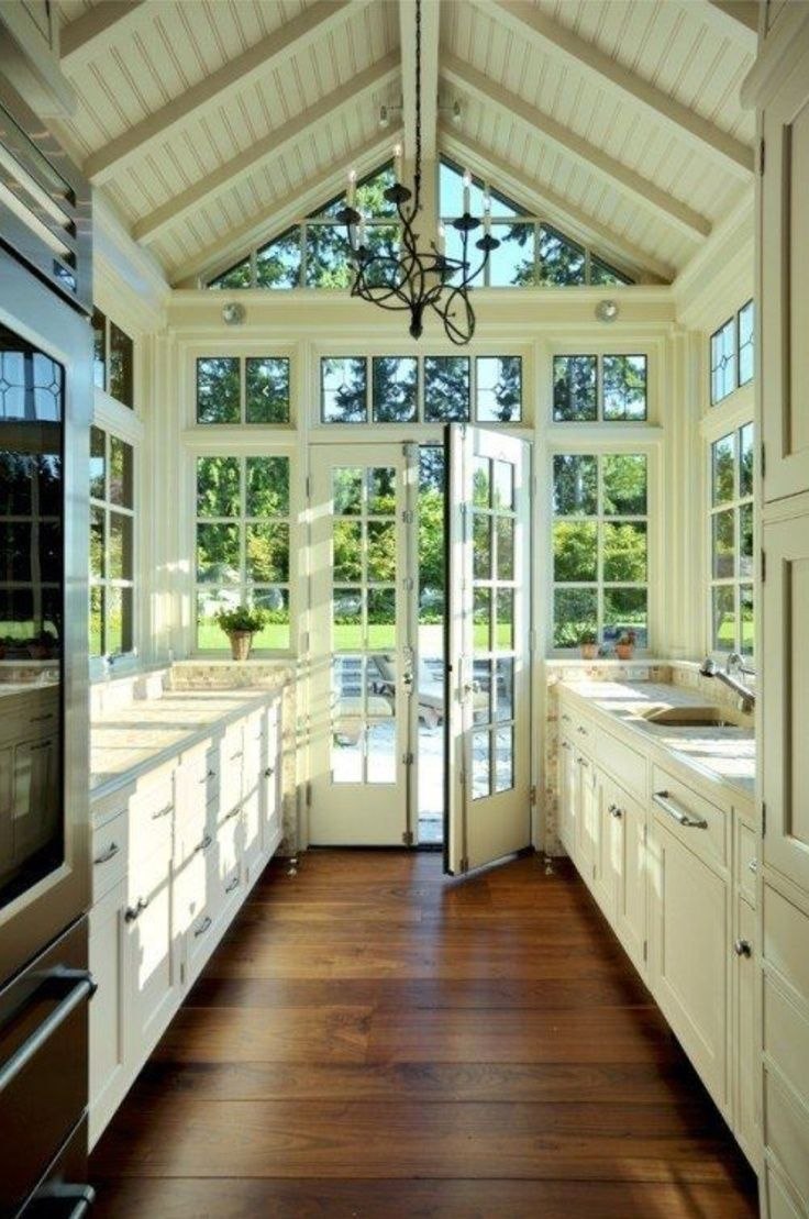 Кухня с большими окнами в загородном доме. Окна на кухню веранду. Интерьер кухни с большим окном. Кухня с окном в частном доме.