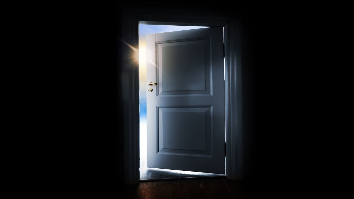 К чему снится открытая дверь в квартиру. Дверь в темноте. Открытая дверь. Открытая дверь в темноте. Приоткрытая дверь.