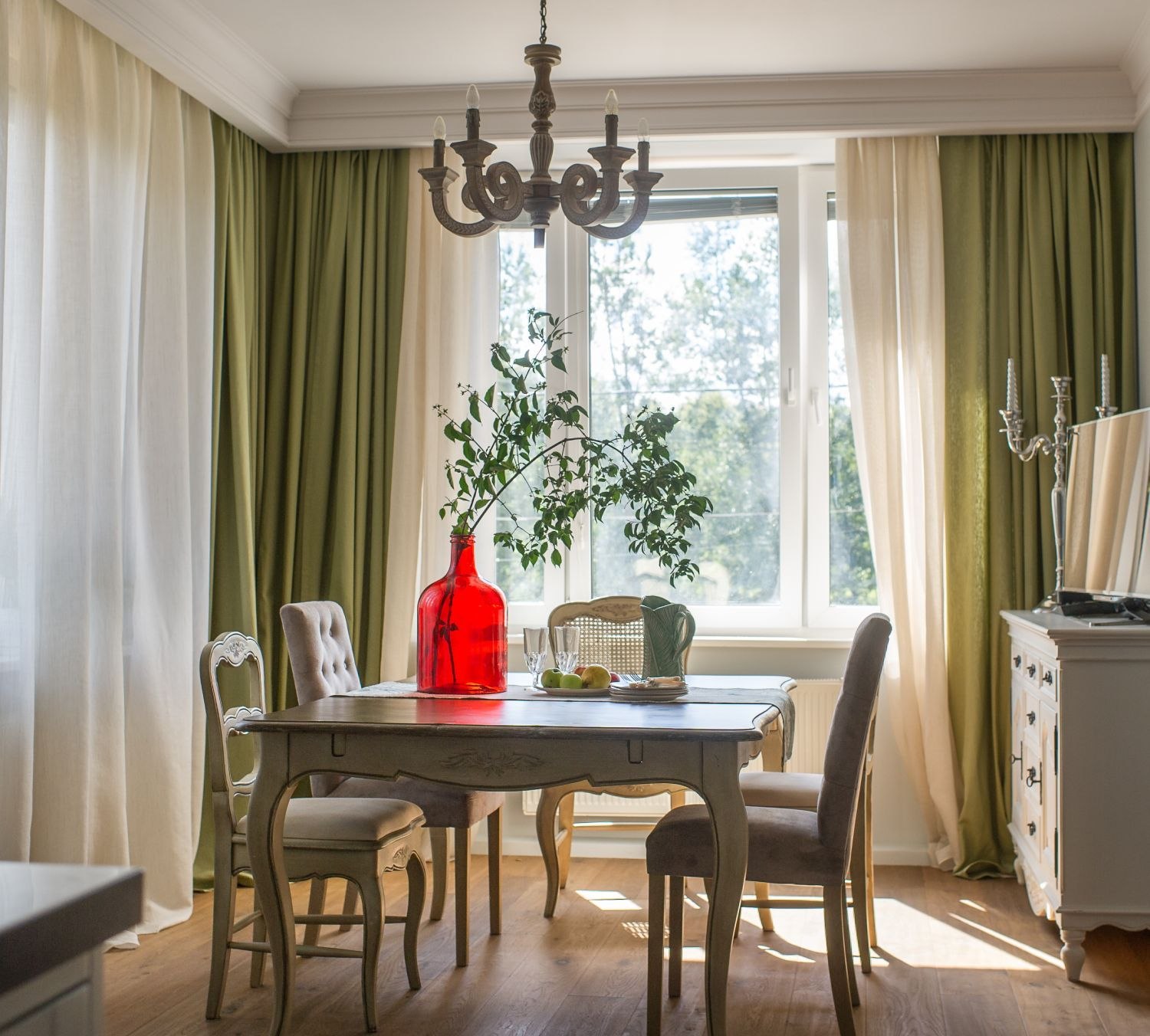 Кухня стены шторы. Шторы в интерьере. Оливковые шторы на кухню. Шторы к оливковым стенам. Зеленые шторы на кухню.