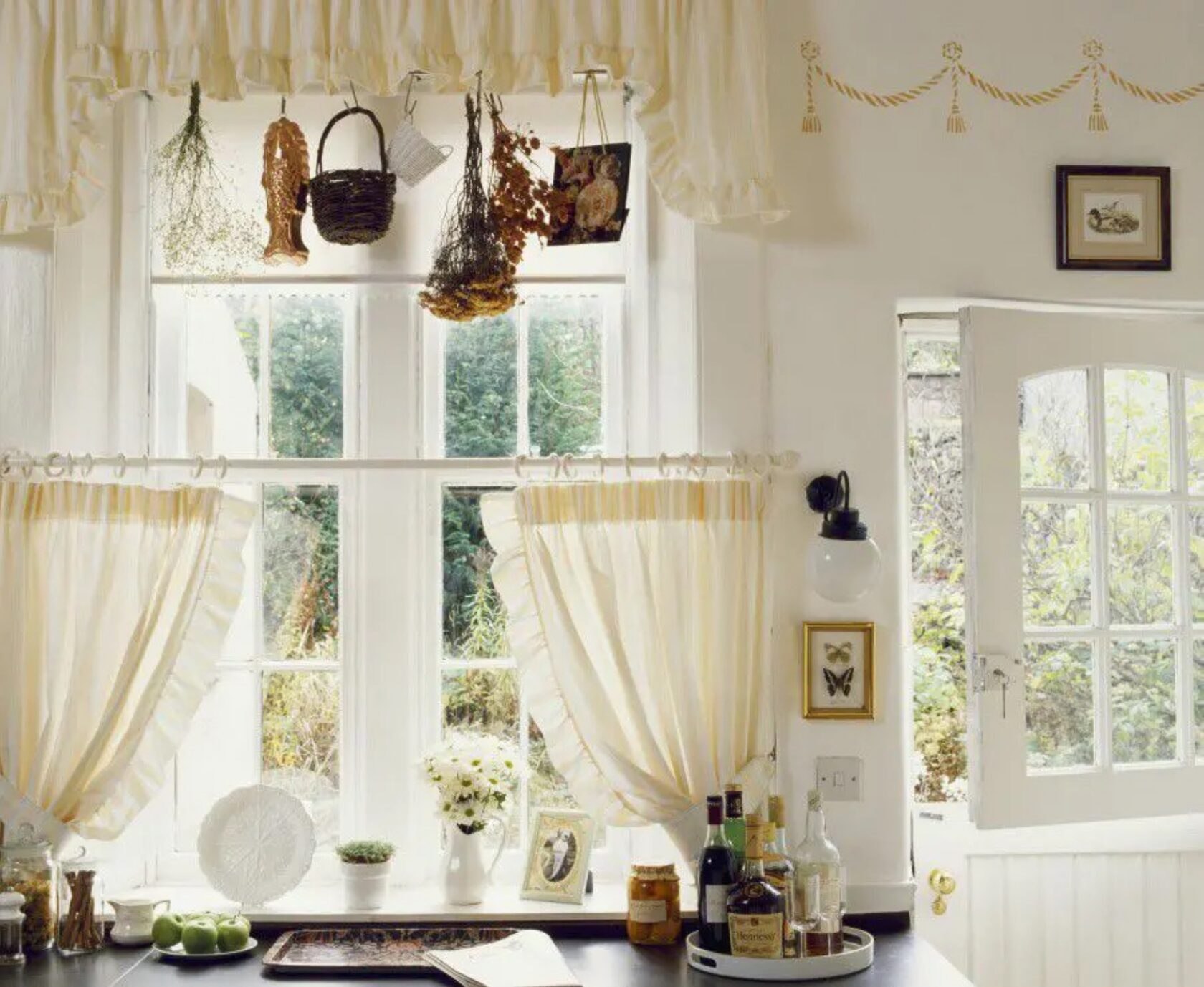 Карниз для штор прованс. Шторы на кухню в деревенском стиле. Занавески на окна в деревенском стиле. Декор окна на кухне. Кухонные занавески в деревенском стиле.
