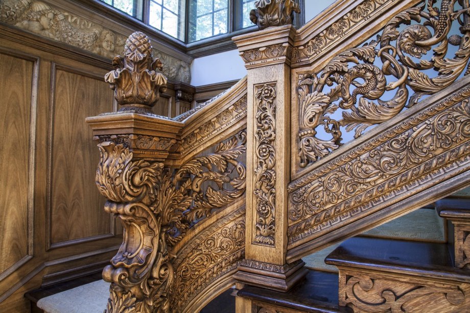 Резная лестница