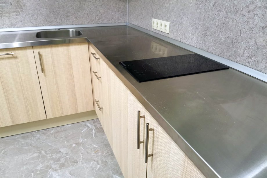 Стык между столешницей и фартуком