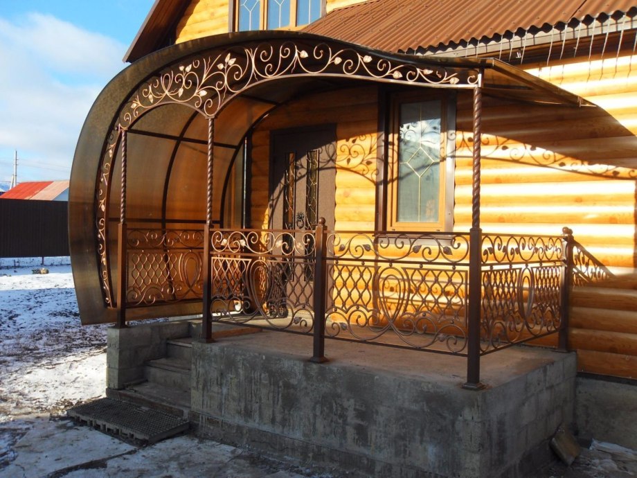 Кованый балкон в частном доме