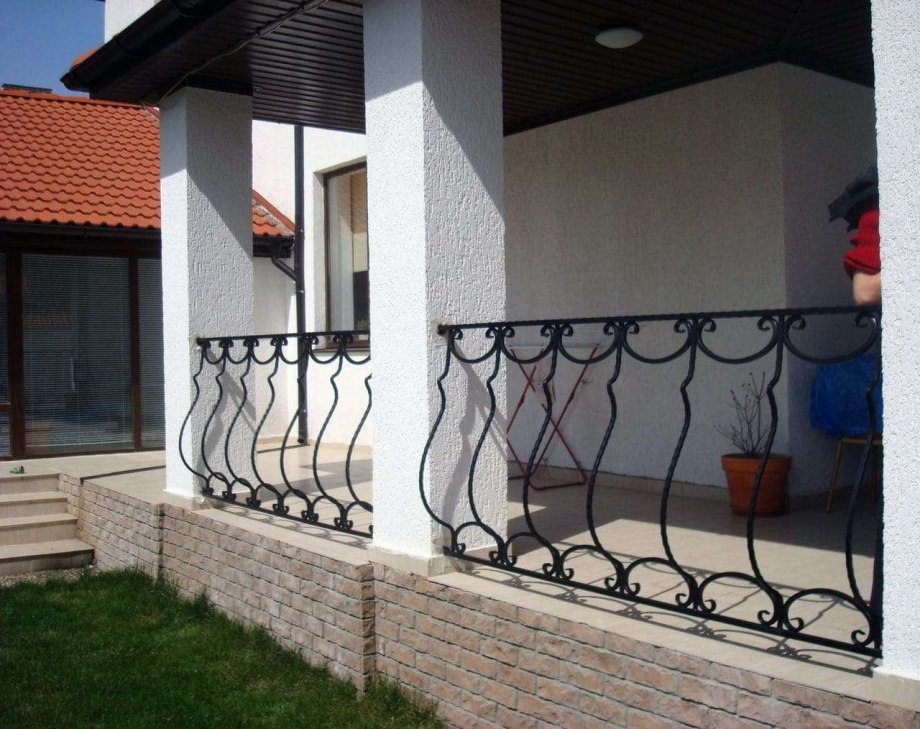 Белое кованое крыльцо