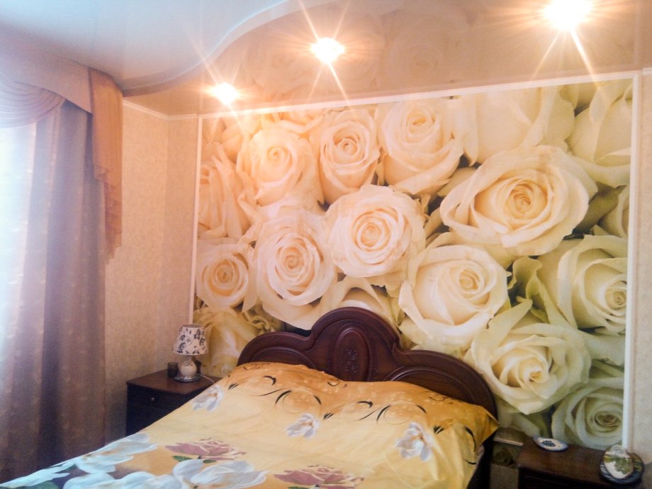 Стена с белыми розами в спальне