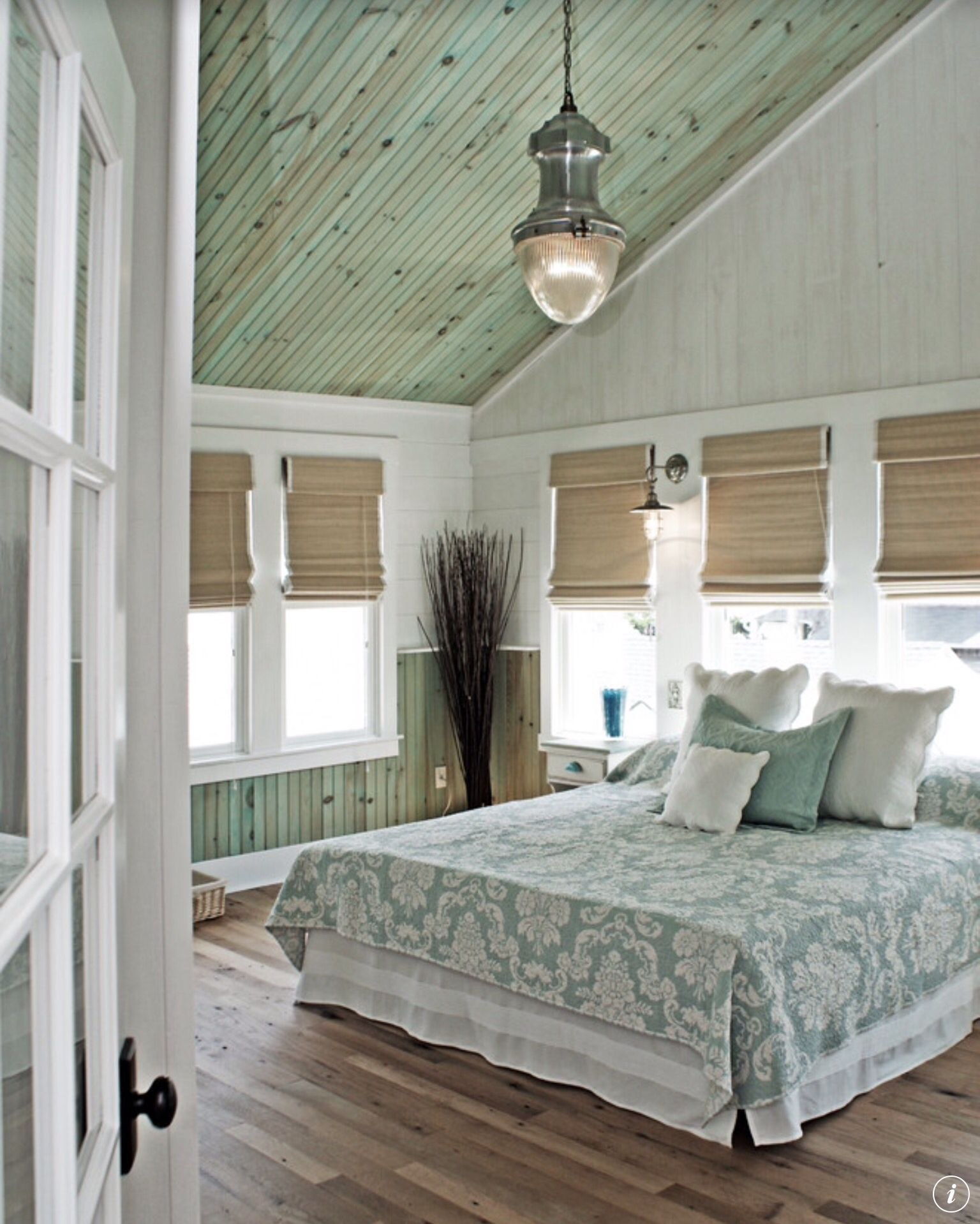 белый потолок в деревянном доме фото