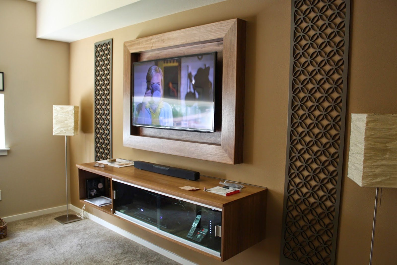 Телевизор на 1 час. Frame телевизор сбоку. Телевизор на стене. Панель для телевизора. Экран телевизора на стене.