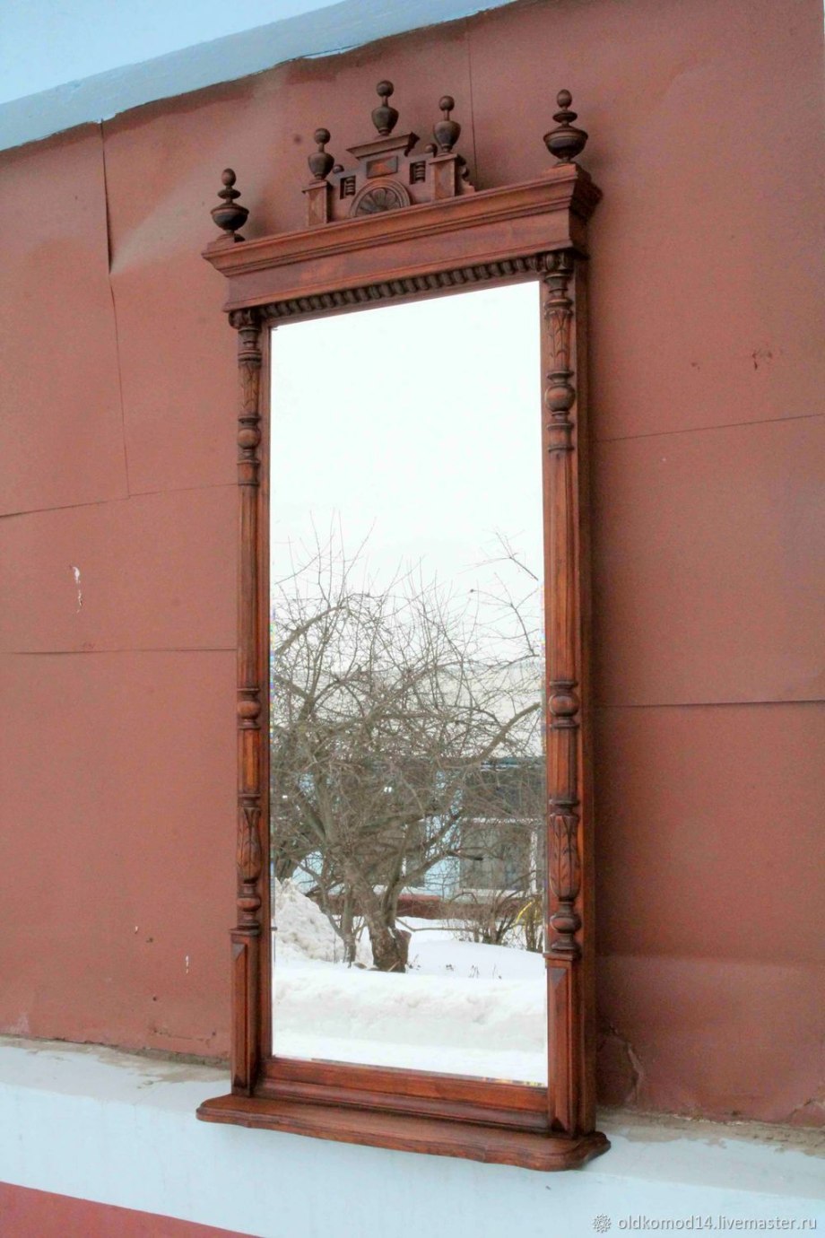 Зеркало в деревянной раме