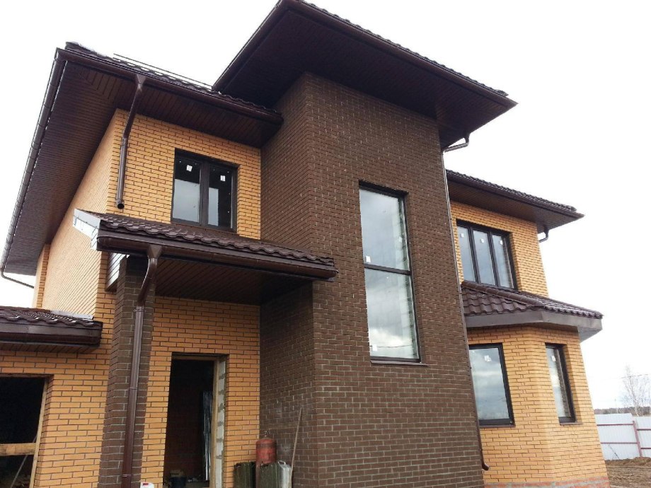 Кирпичный дом с зеленой крышей
