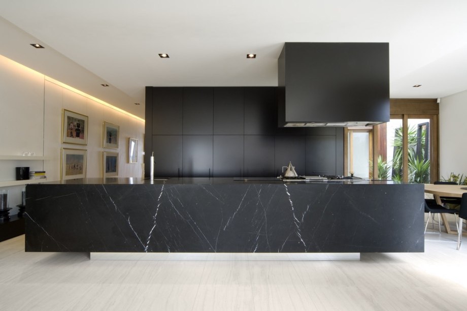 Мрамор Black Marquina остров