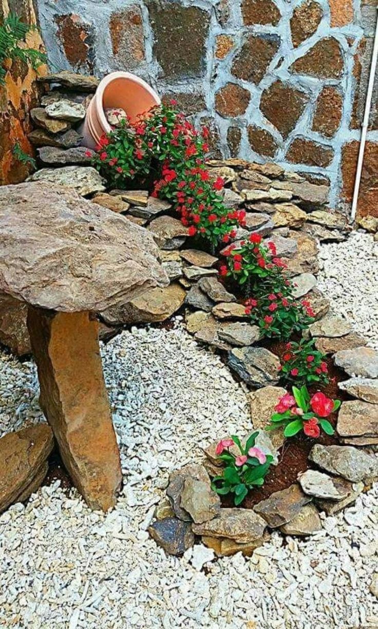 Клумба из камней