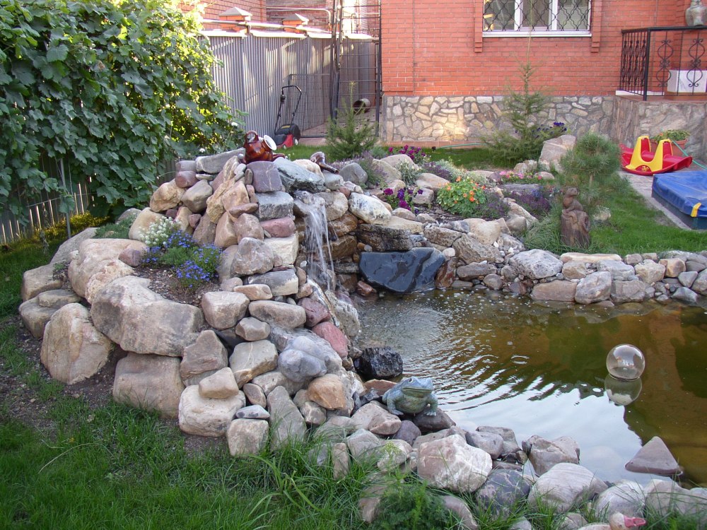 Альпийская горка с прудиком и водопадом