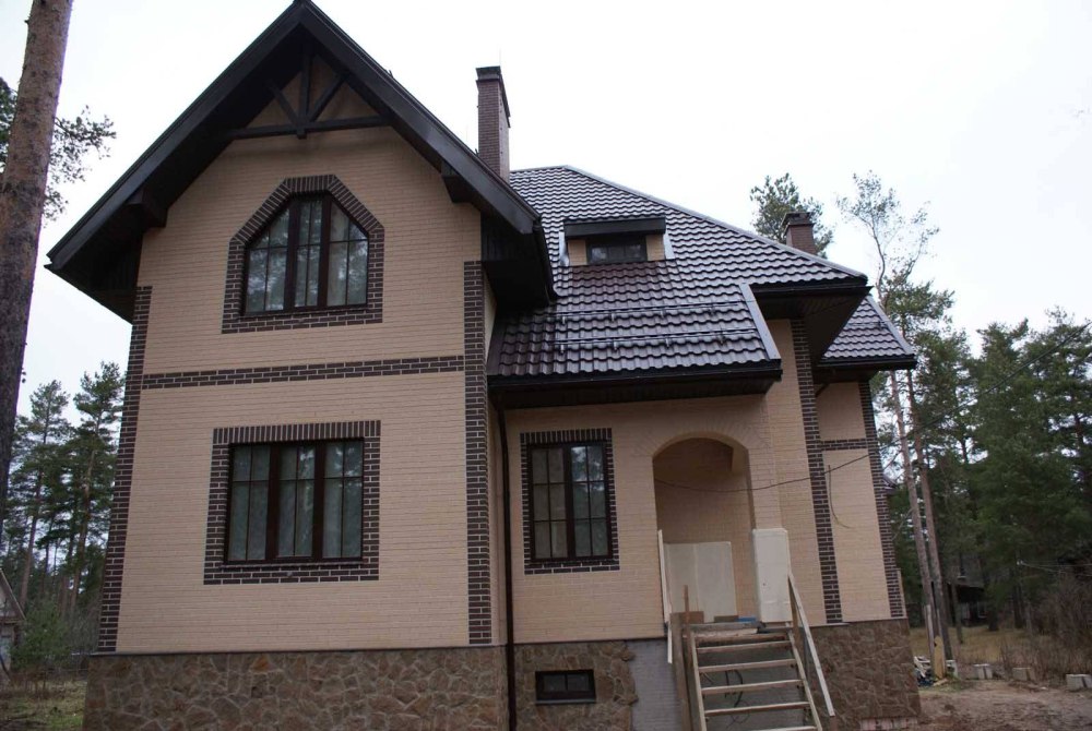 Кирпичный дом с коричневой крышей
