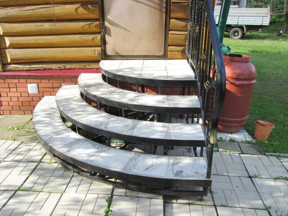 Полукруглые ступеньки в дом