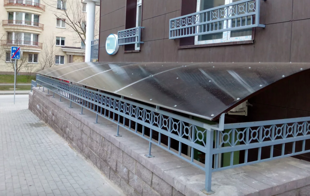 Козырек для приямка
