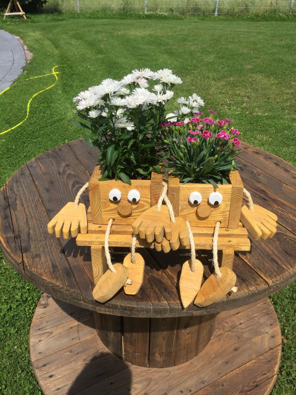 Фигуры из дерева для сада