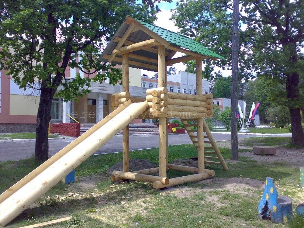 Детская площадка из бревен