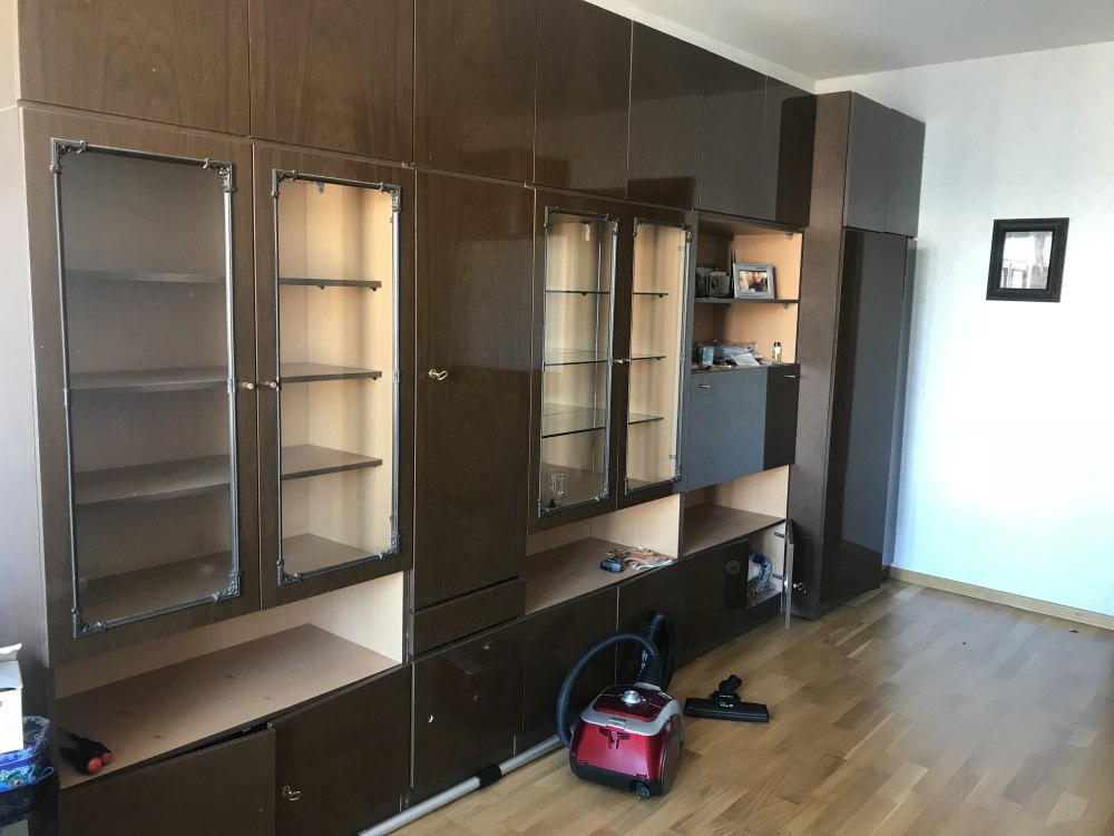 Старая стенка в современном интерьере