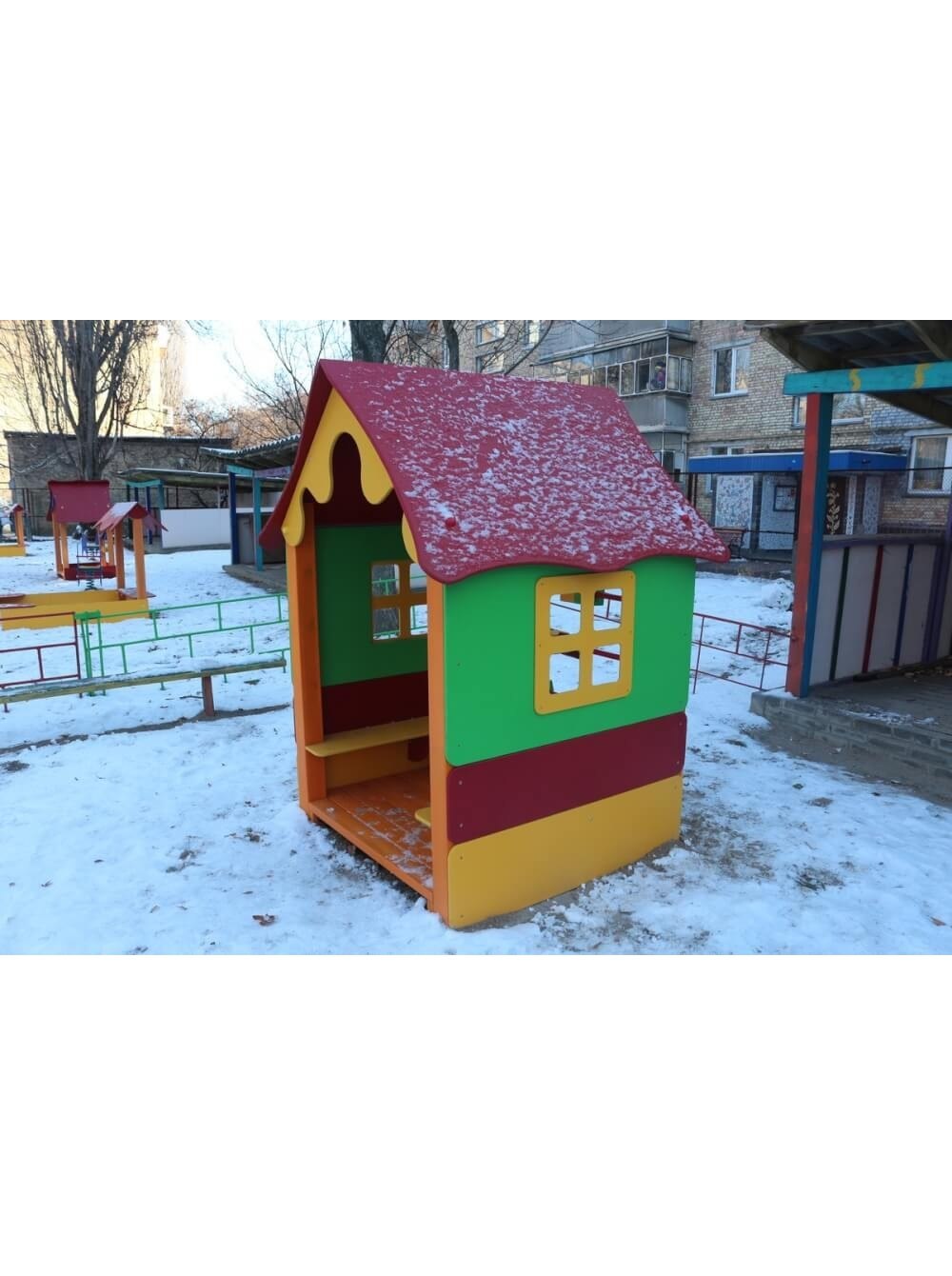 Детский домик в саду