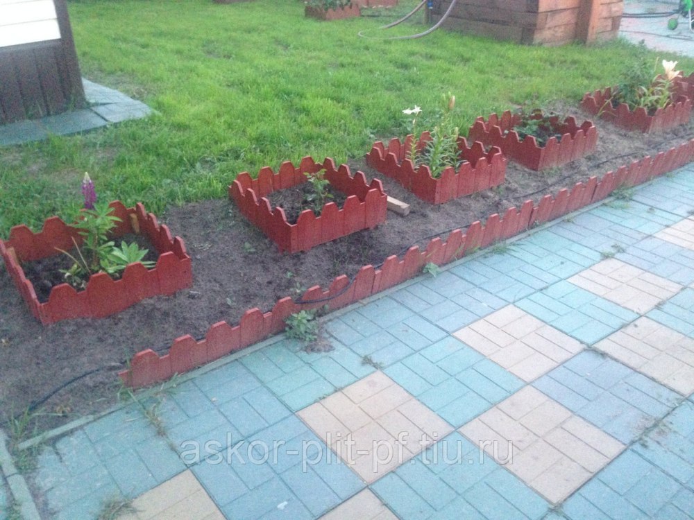Клумба из кафельной плитки