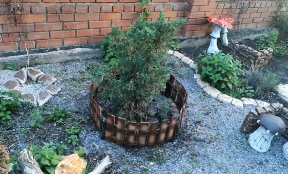 Клумба из пластиковых ящиков для клумбы
