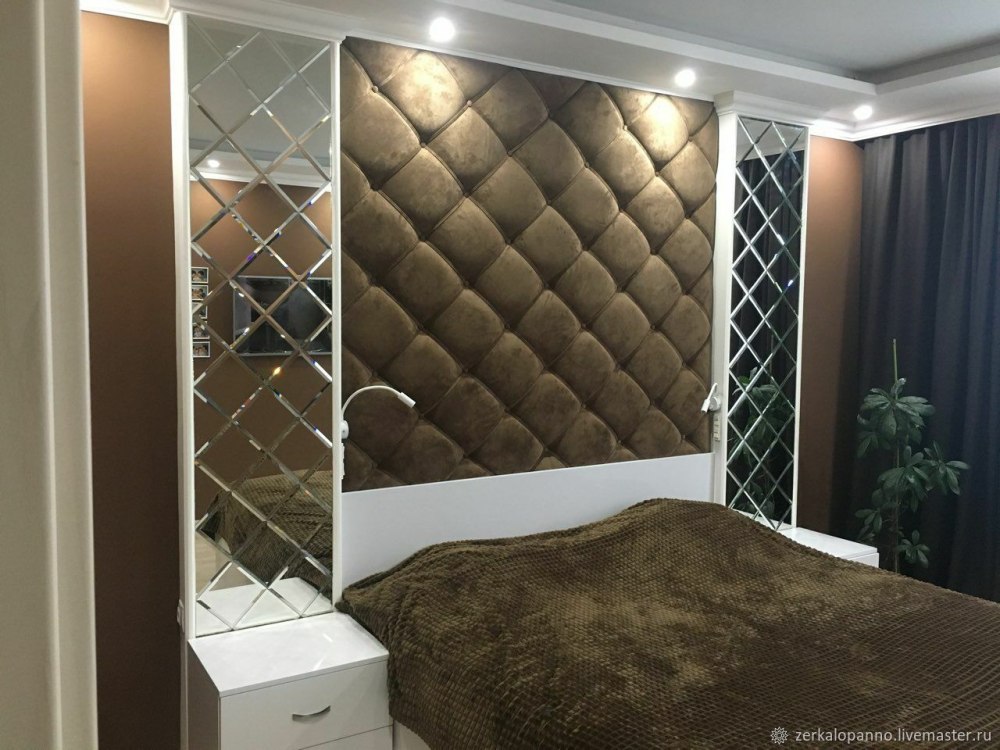 Зеркальное панно в спальне