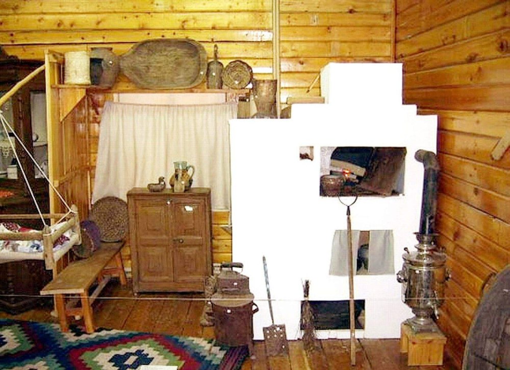 Деревенская изба с печкой
